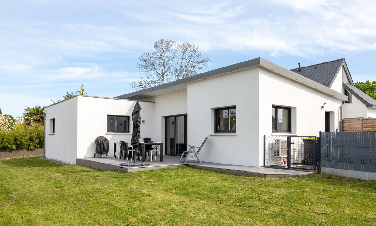 Concarneau House | Holiday Home “Maison Concarneau” with Private Terrace, Garden & Wi-Fi