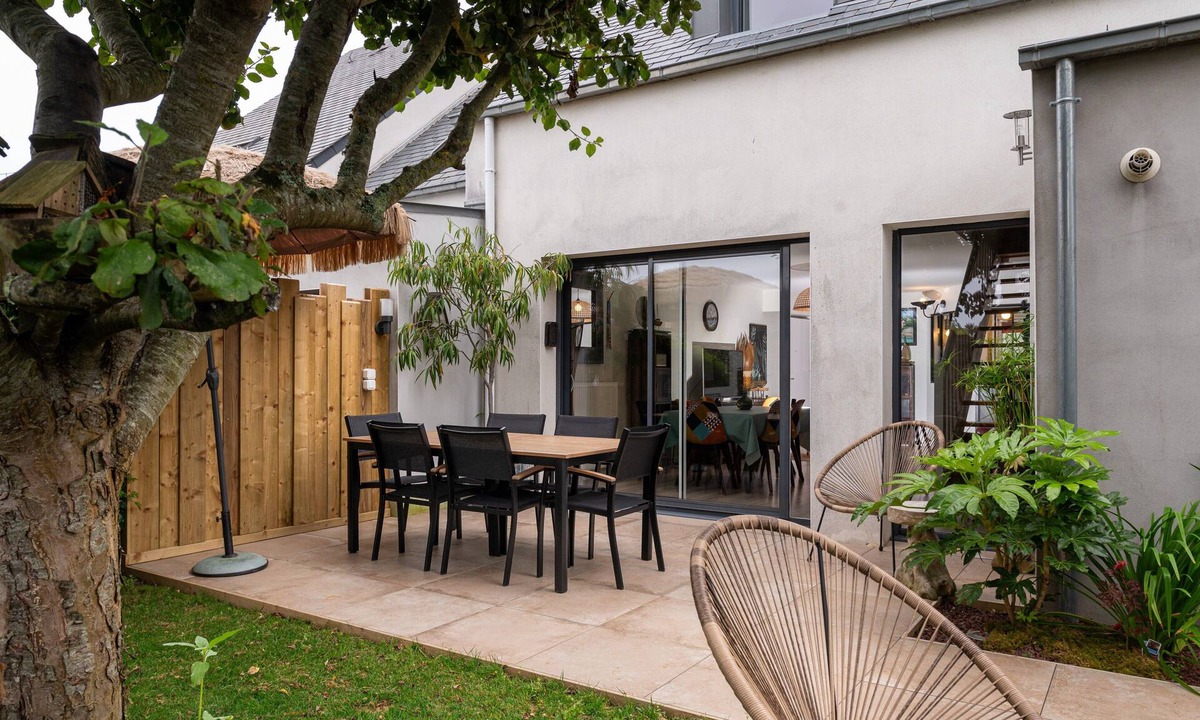 Arradon House | Holiday Home 'Upton 2 - Arradon Golfe Du Morbihan' with Private Terrace, Garden & Wi-Fi