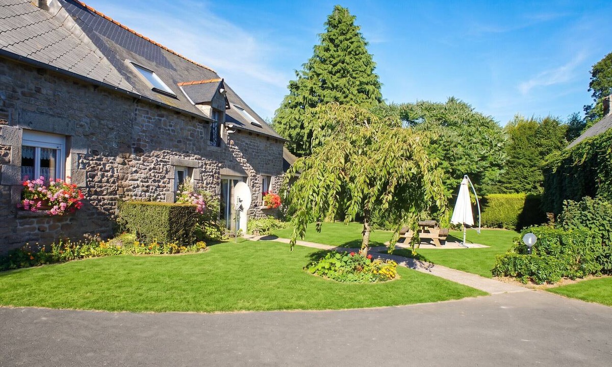 Saint-Goueno House | Homerez - Charming House in Le Mené, piano & garden