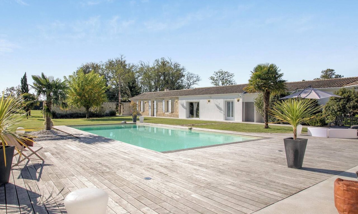Saint-Germain-dEsteuil Villa | Homerez - Villa in Saint-Germain-d'Esteuil