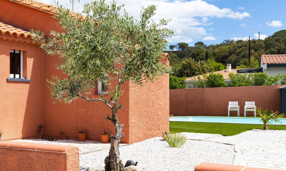 Les Cluses Villa | Homerez - Villa, Spanish border