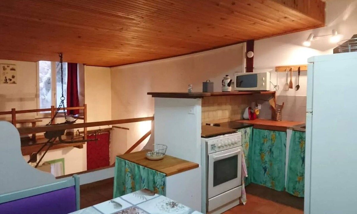 Belgentier Apartment | Homerez - Vintage studio in Belgentier, pure relaxation.