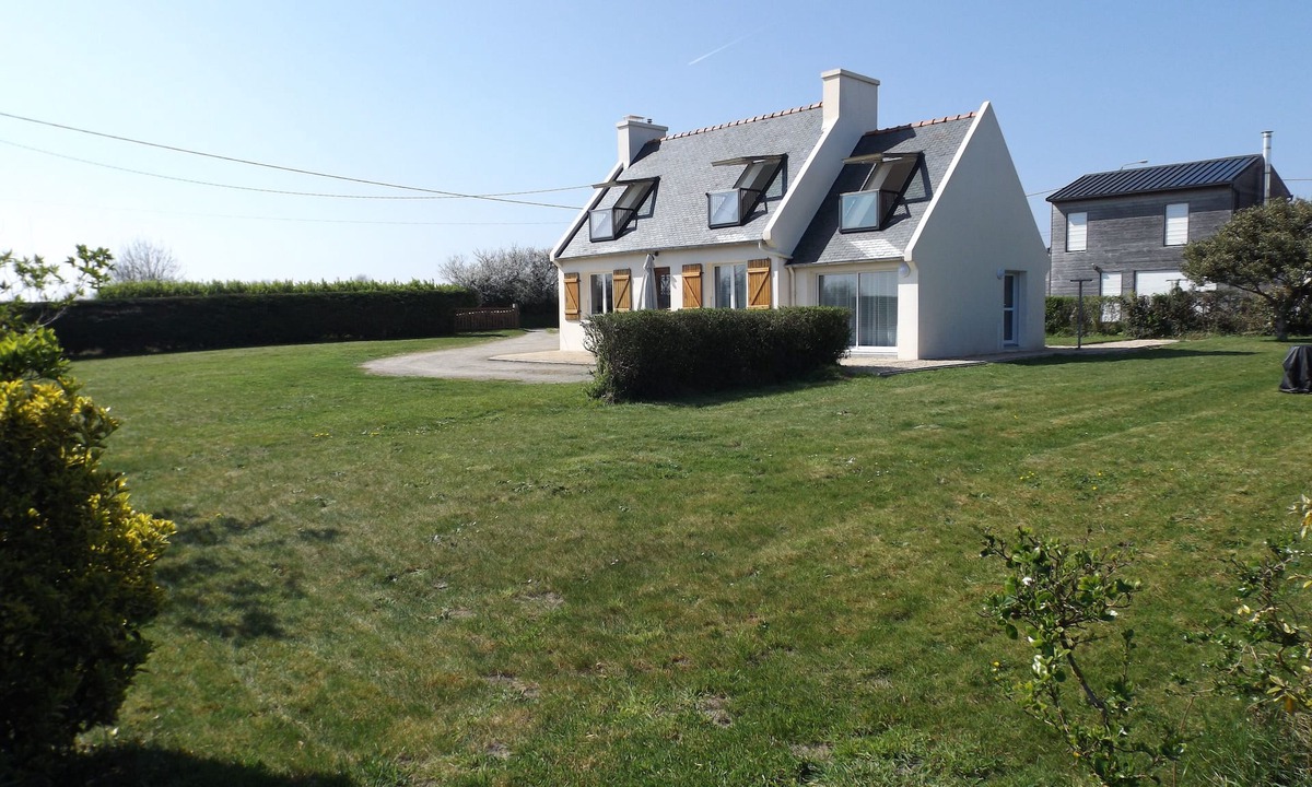 Plouneour-Trez House | House for 10 people, enclosed garden, beach 150 m away, quiet location