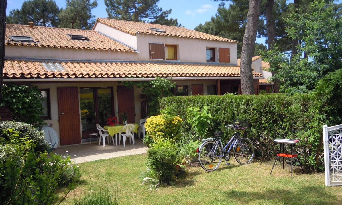 La Palmyre House | House 50 m2, terrace, enclosed garden, pine forest, private parking, shared swimming pool