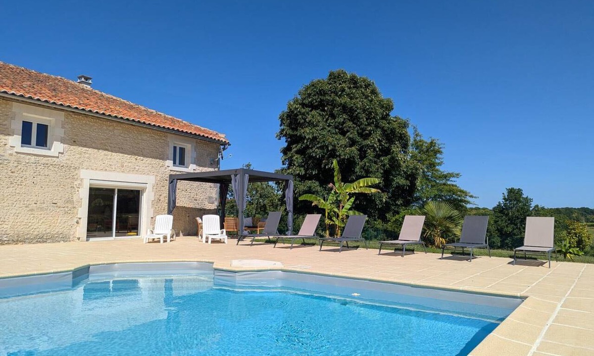 Ronsenac Cottage | House with private pool, pets - 8 guests