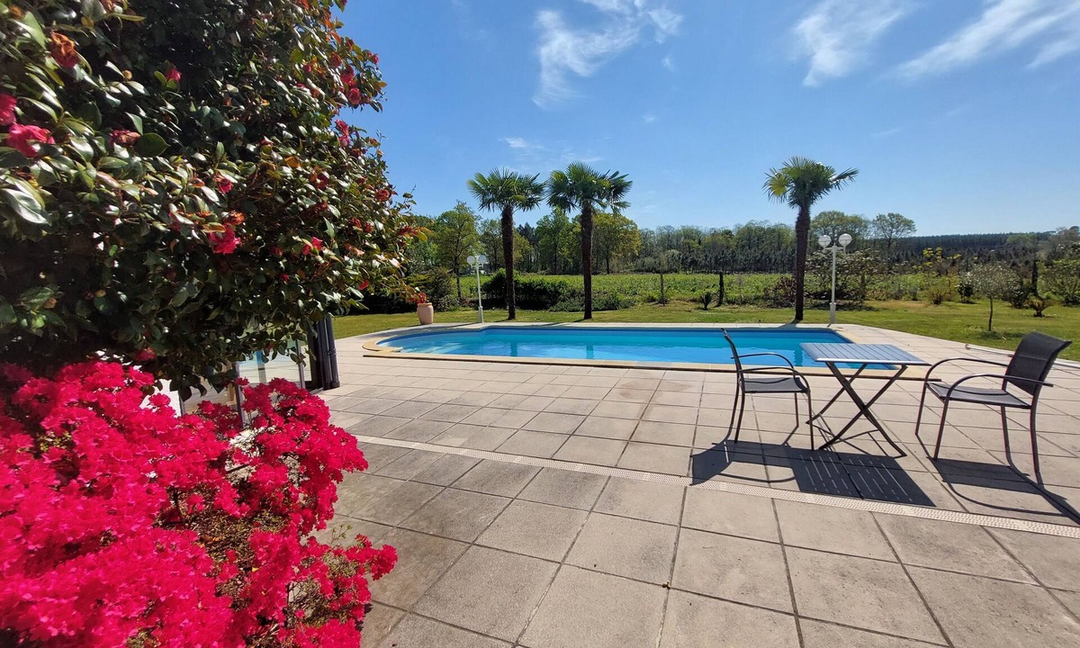 Bostens House | House with private pool for family vacations near golf courses and lakes