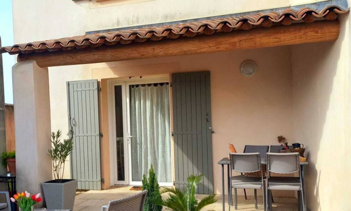 Pierrevert House | House with terrace & garden