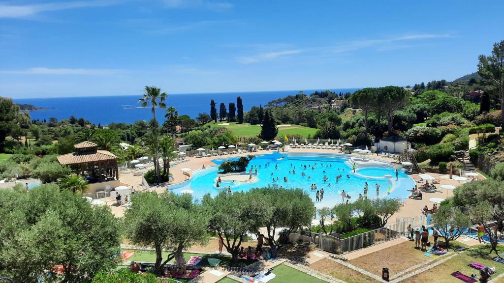 Cap Esterel Apartment | Huuummm c'est là ! Beau T2 Cap Estèrel Village avec Clim !