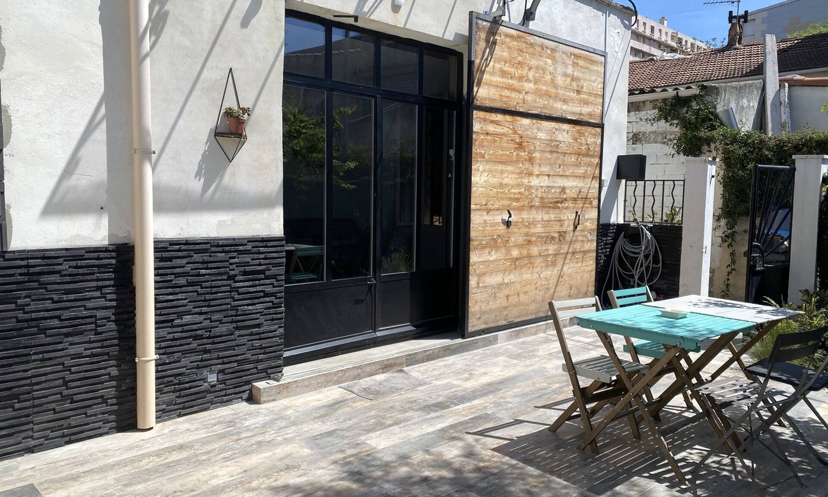 Pont de Vivaux House | Industrial-style townhouse with quiet garden