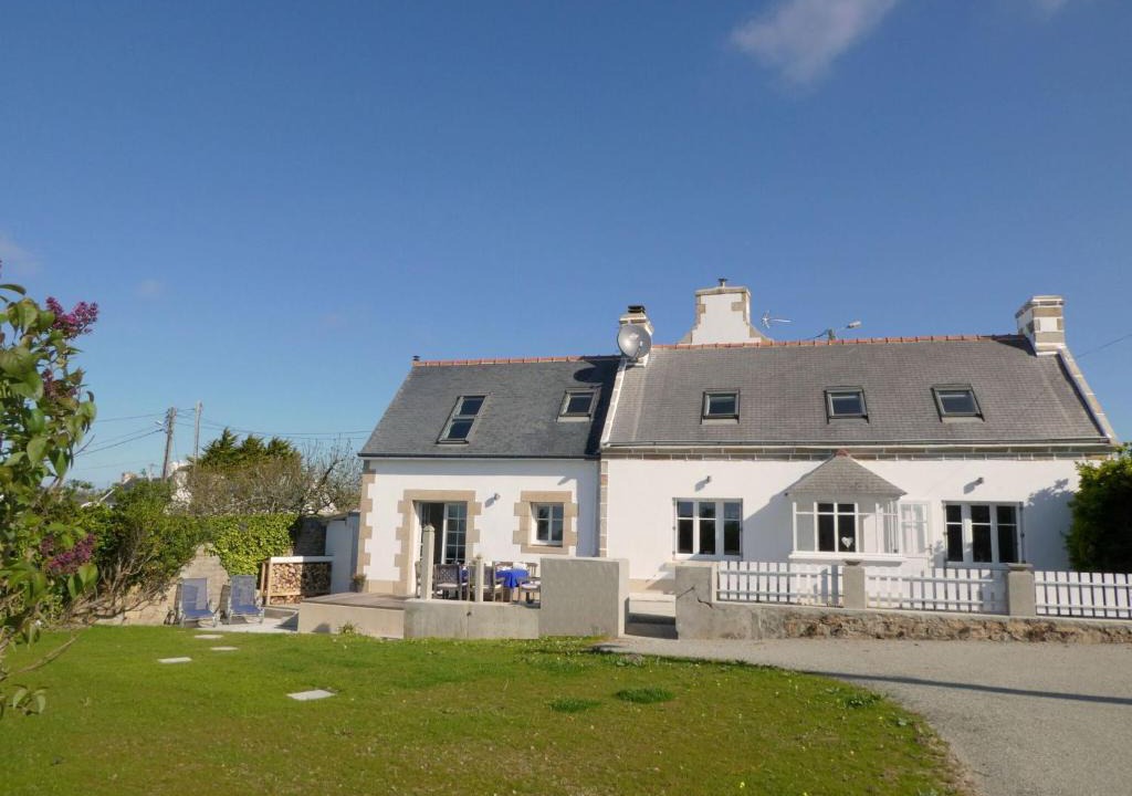Plogoff House | Inviting holiday home in Plogoff with fenced garden