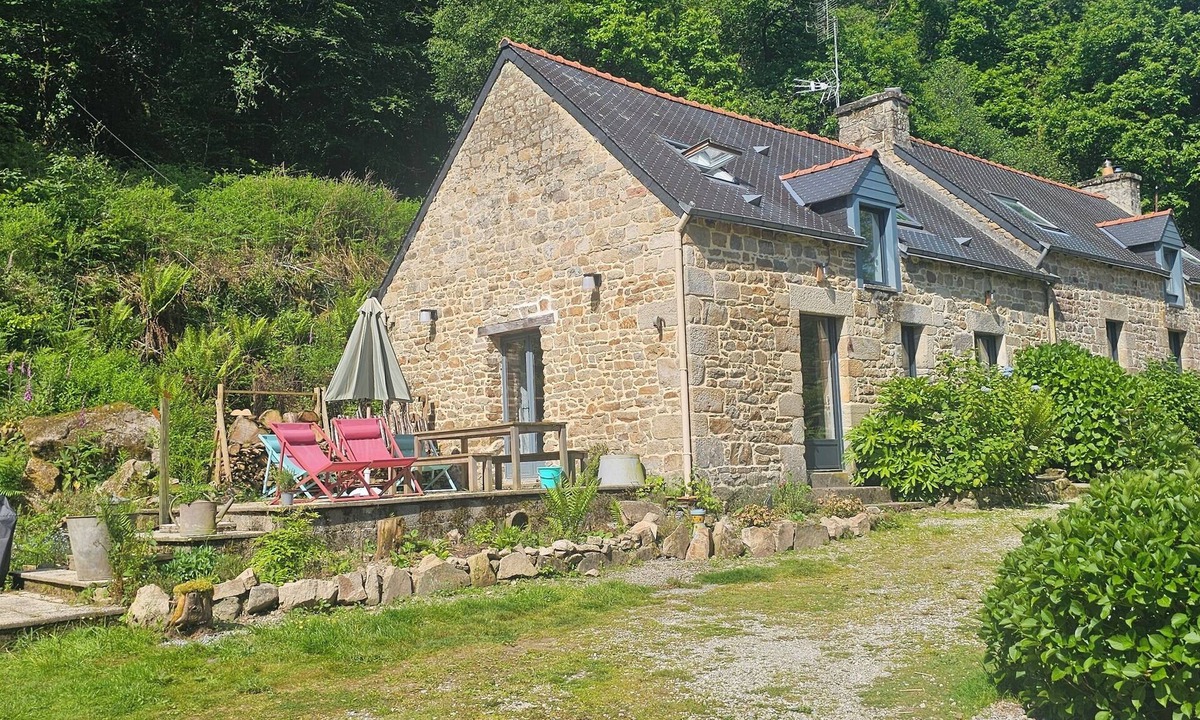 Ploerdut Cottage | Ker Adèle: cosy longère in the heart of a wood