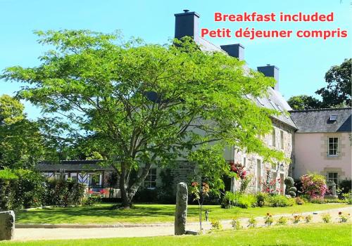 Yvias Bed & Breakfast | Kergroaz Maner Classé 5 épis Table d'Hôtes Manoir dans parc arboré, spa en plein air Bornes véhicules électriques Petit déjeuner inclus