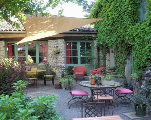 Granges-les-Beaumont Hotel | L'Auberge des Collines