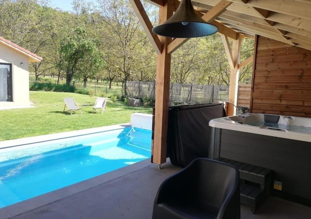 Saint-Romans House | La grange au pied du Vercors Piscine et SPA privatifs