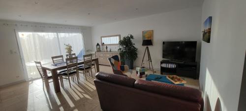 Yves House | La maison du saule