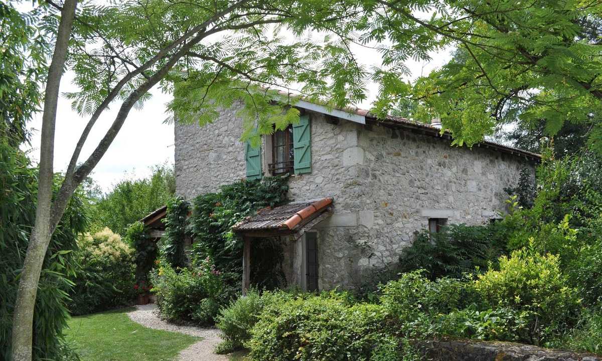 Montpezat-de-Quercy Cottage | La Petite Maison is located in beautiful restful surroundings with swimming pool