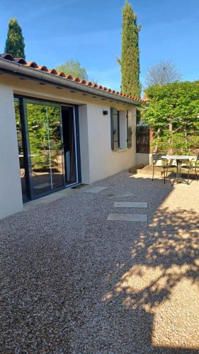 Craponne Apartment | La petite maison studio et jardin