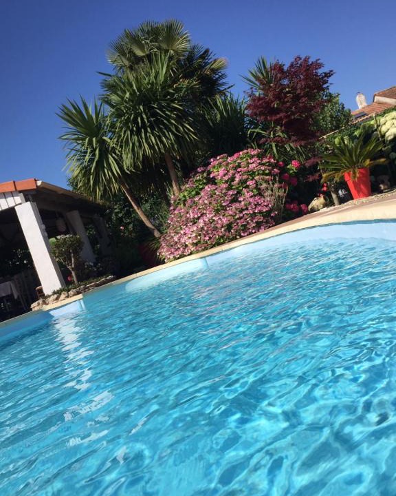 Trizay Bed & Breakfast | La Roseraie