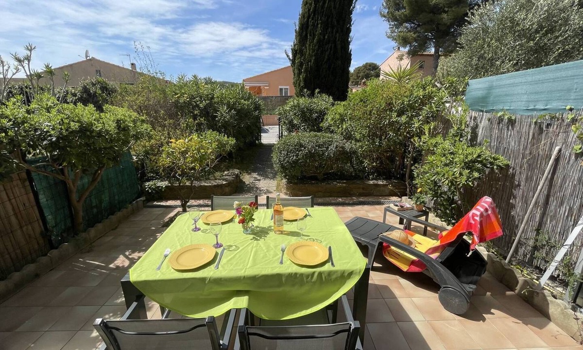 La Faviere Apartment | LARGE 2 ROOMS ON THE GROUND FLOOR