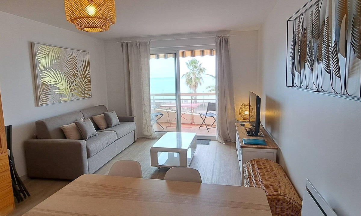 Saint-Cyr-sur-Mer Apartment | Large 4-bed studio on seafront, Wifi, parking