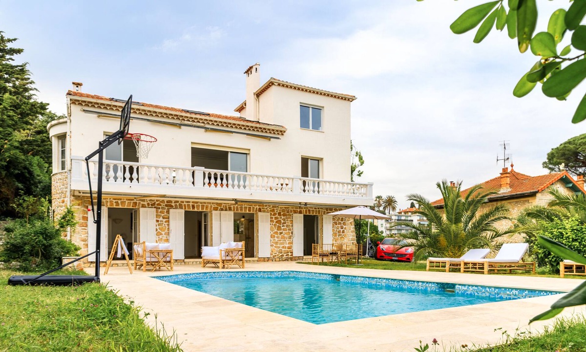 Riou - Petit Juas - Av de Grasse Villa | Large 7 bedroom villa, close to the beach & centre - sea view and bay of Cannes
