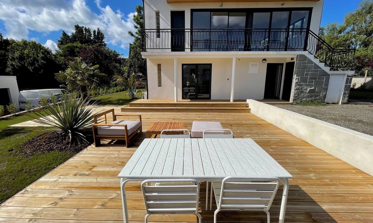Binic House | Large Coastal House Perfect for Groups – Walk to the Beach, Port & Shops!
