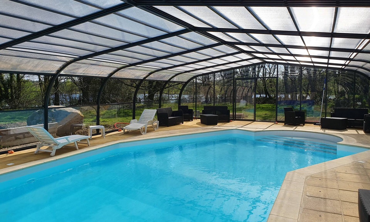 Plounerin House | Large gîte with private covered and heated swimming pool, week and weekend rentals.