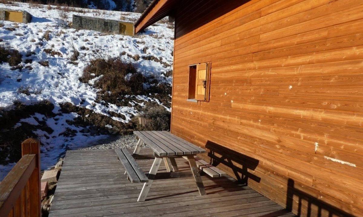 Reallon Ski Chalet | Large recent chalet sleeps 8 in Réallon with terrace