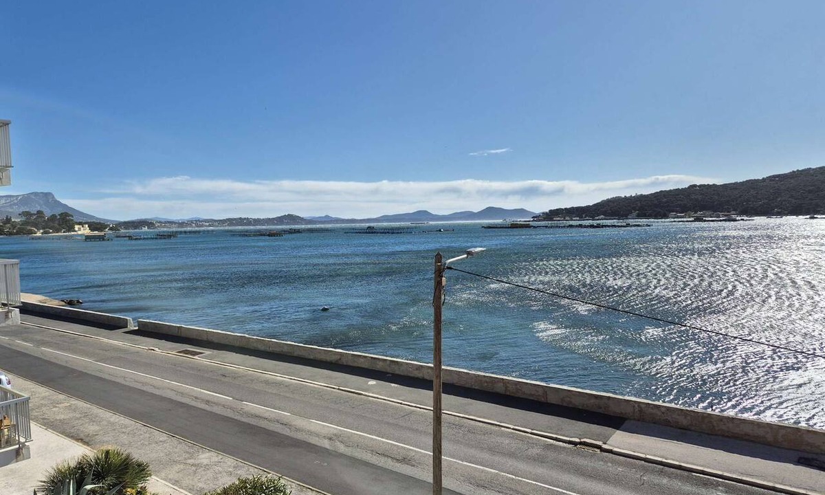 Tamaris Apartment | Large studio with sea view! A stone's throw from Les Sablettes beach