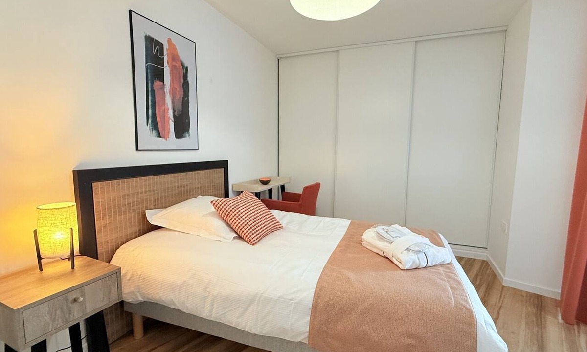 Carcassonne Apartment | Large studio with bathroom and balcony