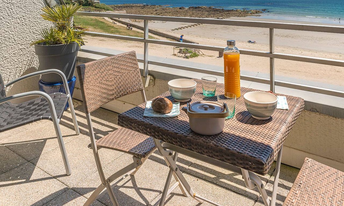 Larmor-Plage Apartment | Larmor-Plage 1BR with Terrace and Garage