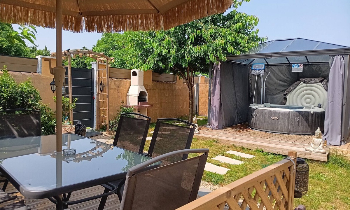 Echire House | Le Petit Marais – Relaxation for Families with Jacuzzi, Garden, and Air Conditioning