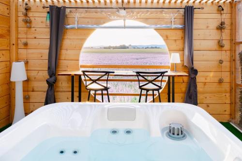 Valensole Bed & Breakfast | Le Spa des lavandes panoramique