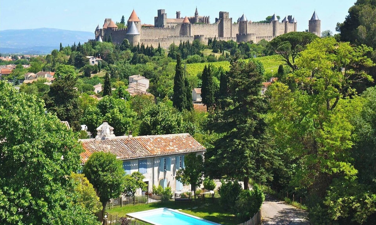 Carcassonne House | LE TEMPS DES SECRETS for 13 p with swimming pool at the foot of the city