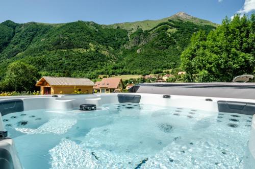 Aspres-les-Corps Ski Chalet | Les Petits Ecrins - Chalets avec spas privatifs