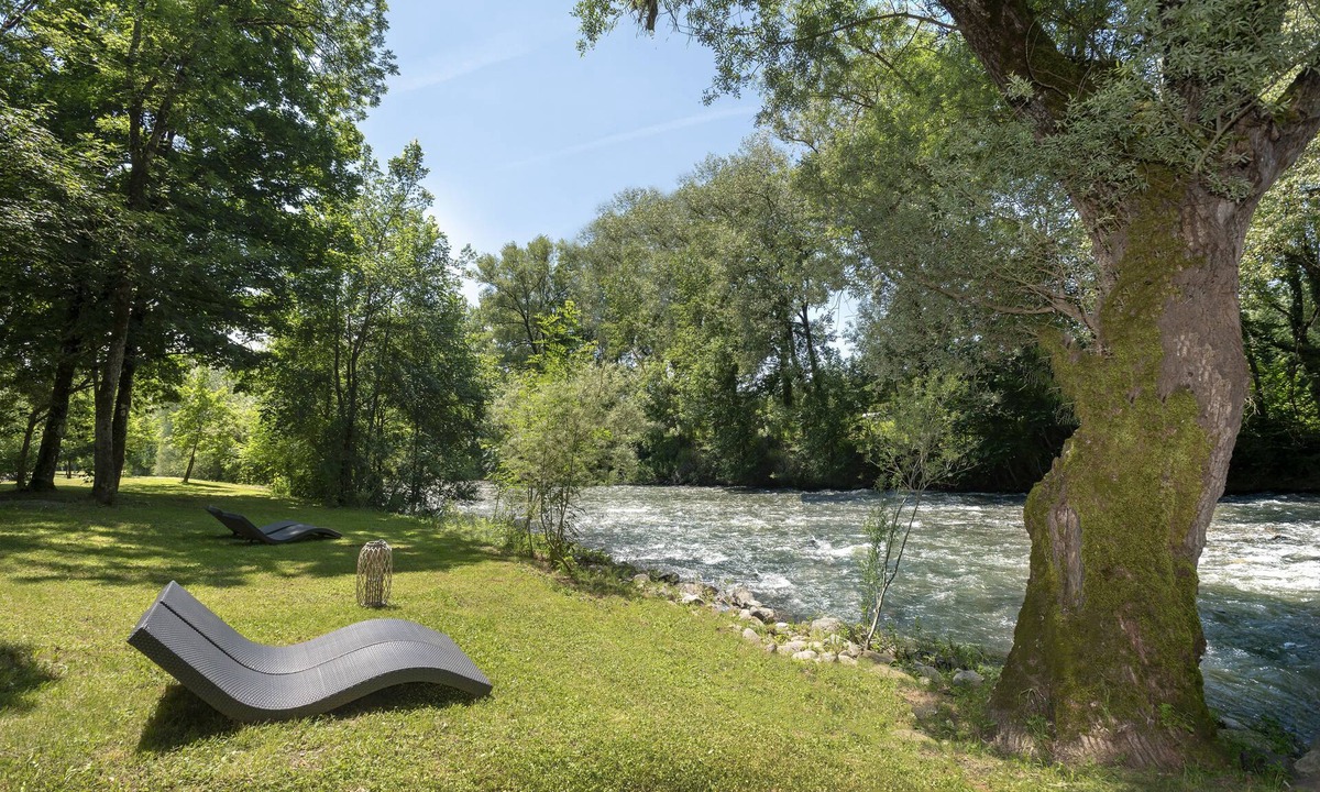 Banassac Hotel | Logis Hôtel Restaurant Les 2 Rives - A75, en bordure de rivière