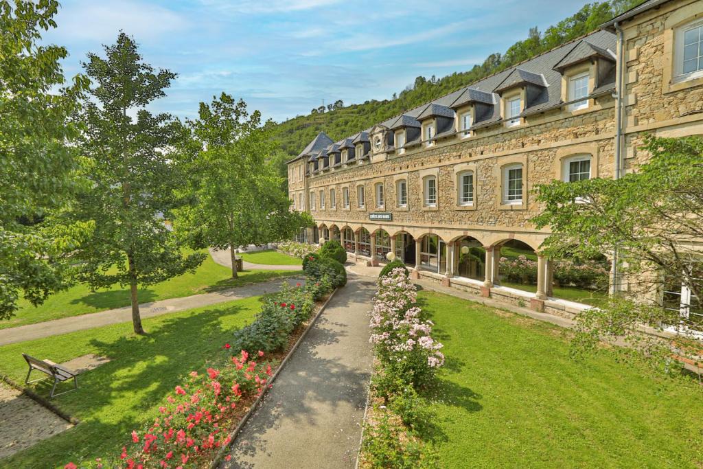 Salles-la-Source Hotel | LOGIS HOTEL L'HÔTEL DES BAINS - Salles-la-Source