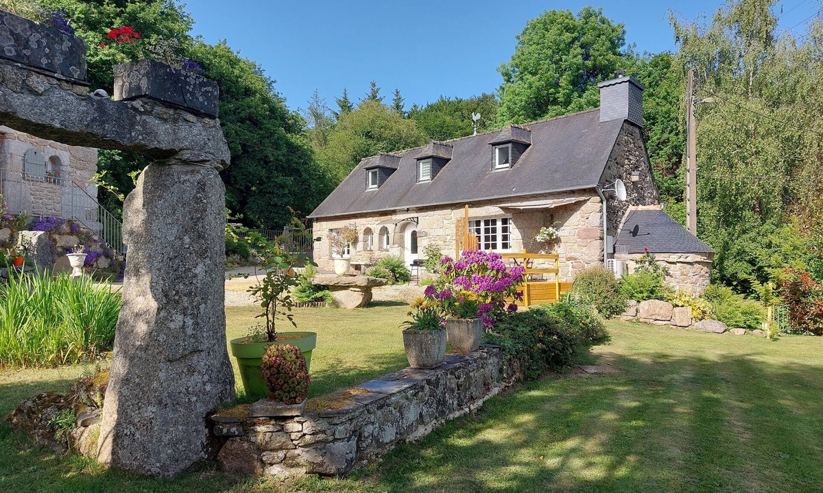 Saint-Nicolas-du-Pelem House | Longère "LA DAYA" 20 mn from Lac de Guerlédan.