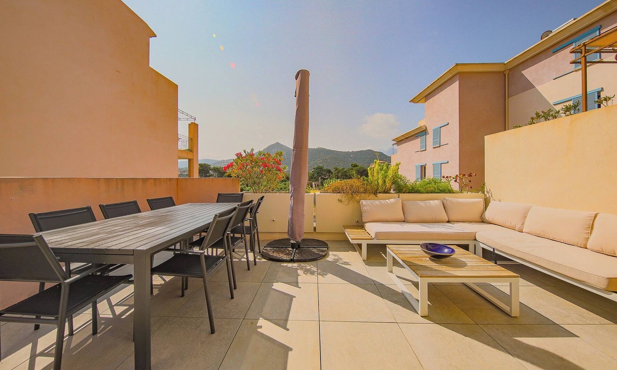 L'Ile-Rousse Apartment | Magnificent T3 with all comforts, very large terrace 10 minutes walk from the beach