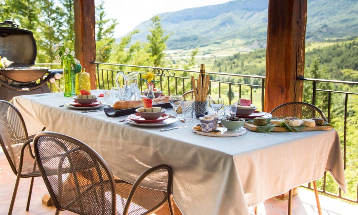 Orpierre Villa | Magnificent villa with large garden, terrace, panoramic view 5 minutes from Orpierre