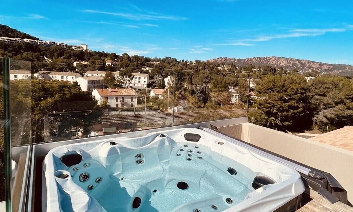 Le Dramont Condo | Magnifique Duplex Contemporain Climatisé Jacuzzi Ref : Duplex Vill'Attilio