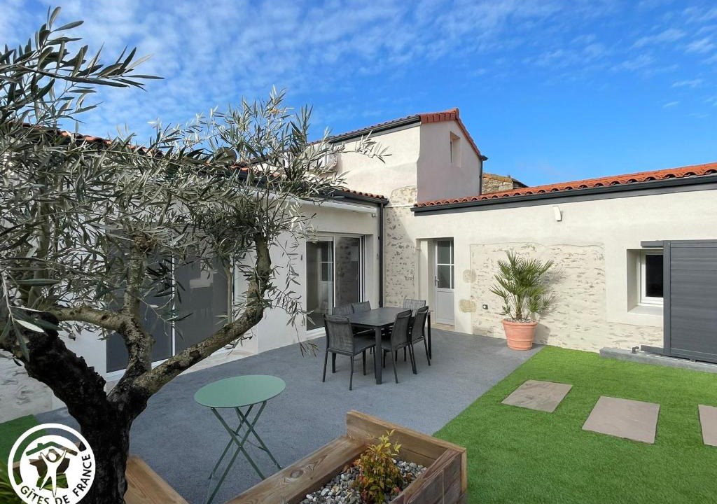 Saint-Vincent-Sterlanges House | Maison avec clim et parking - 6 pers. - FR-1-426-613