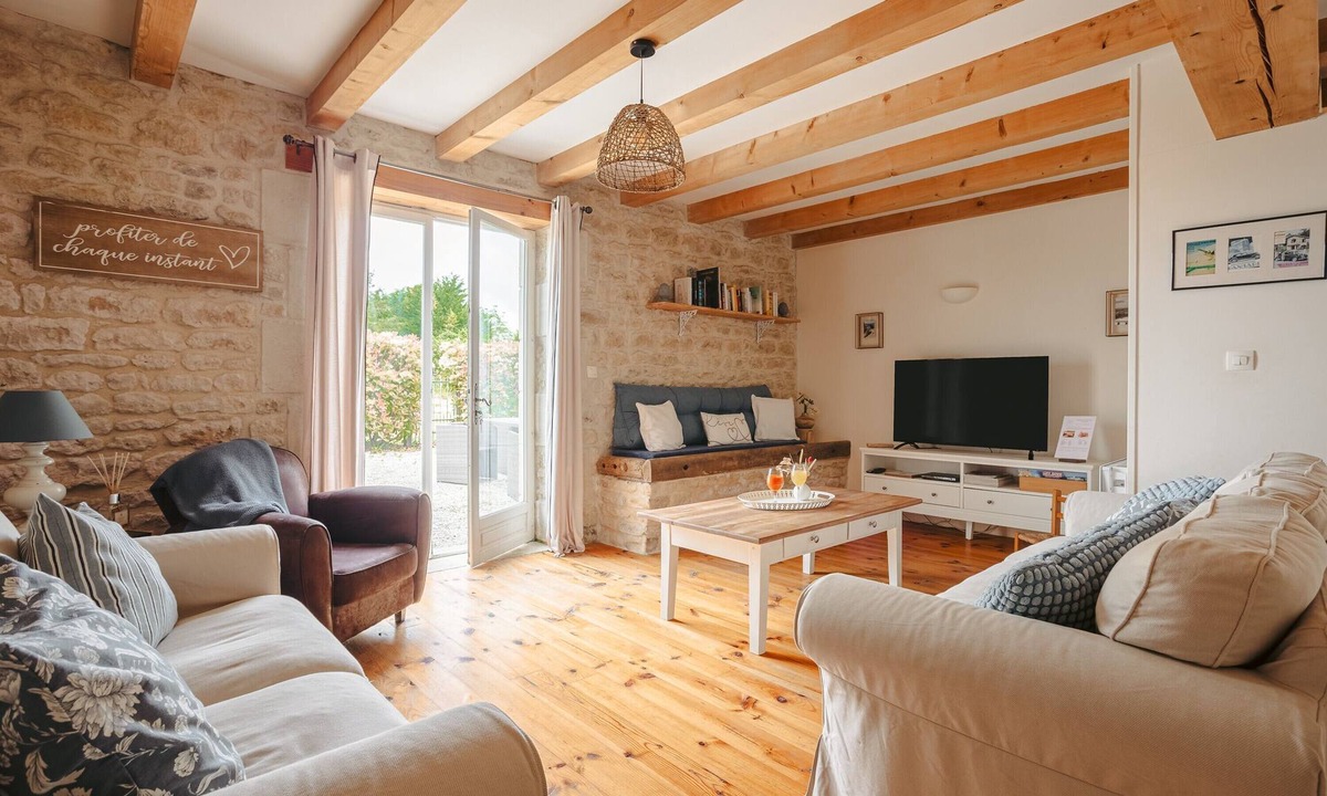 Vergne House | Maison 'Ambre' with Shared Pool & Spa, Private Terrace, and Wi-Fi