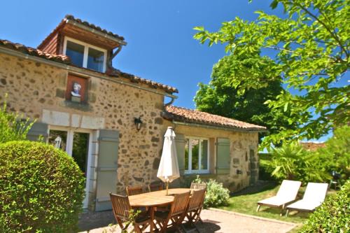 Saint-Martial-de-Valette House | Maison Lavande - Ancienne étable rénovée, gîte nature et bien-être