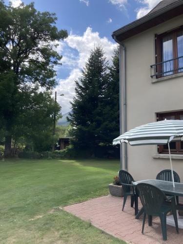 Chambon-sur-Lac House | Maison Mitoyenne avec Jardin