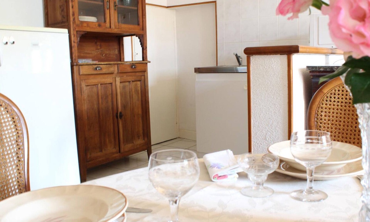Herisson Apartment | Medieval studio in village center, near shops