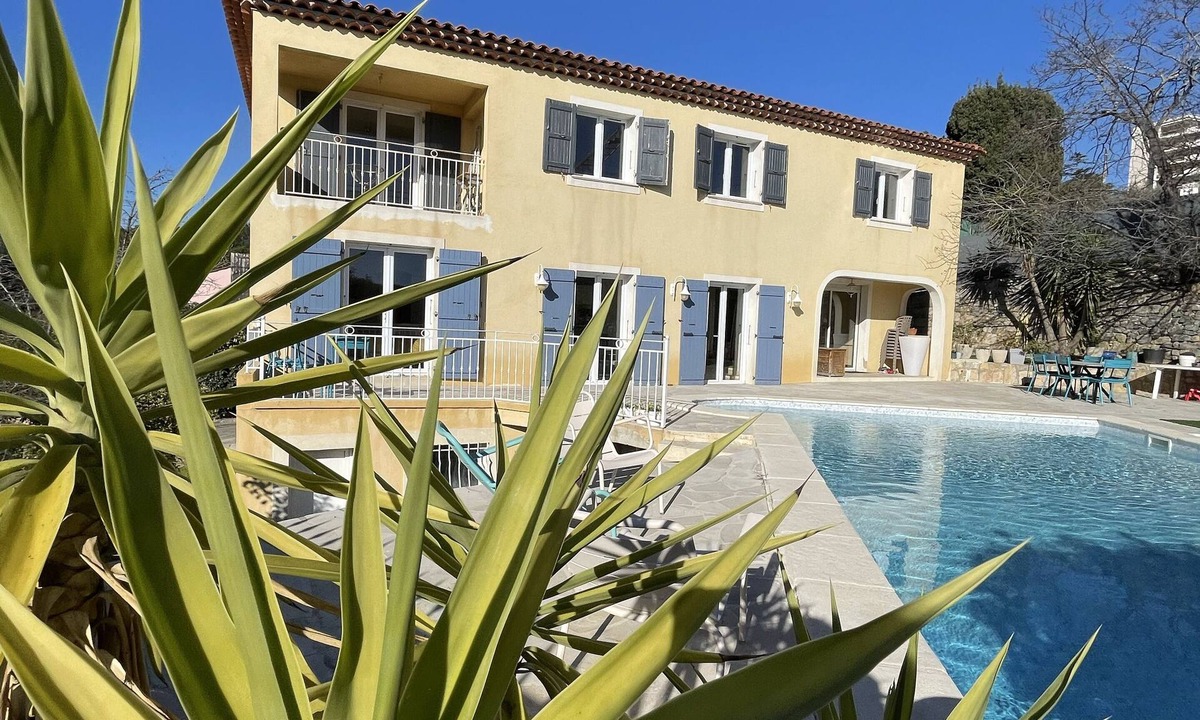Le Cannet Villa | Merveilleuse Villa Provençale - vue mer sur les Îles de Lerins