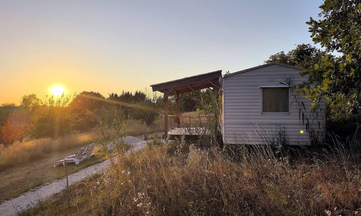 Bourg-de-Visa House | Mobile Home “Le Cottage du Lavoir” with Pool, Shared Terraces and Garden