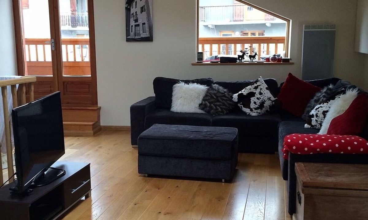 Bozel Apartment | Modern Alpine Luxury Duplex Apartment With Mountain Views, Log Burner & Balcony