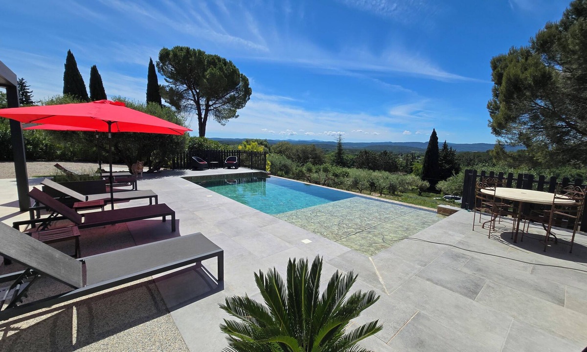 Cotignac Apartment | NEW accommodation, panoramic view, overflowing swimming pool, beautiful village
